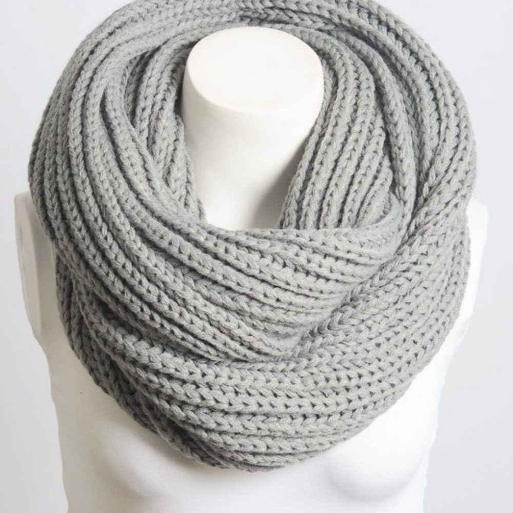 NWT Gray Chunky Knit Infinity Scarf - Picture 3 of 3